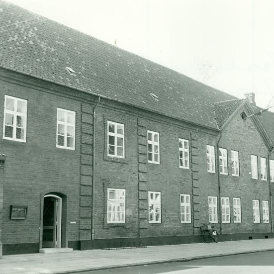 Historisk fotografi af Sorø Bibliotek set fra Storgade, 1956