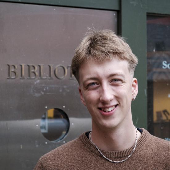 Fotografi af Asger Boesen foran Sorø Bibliotek