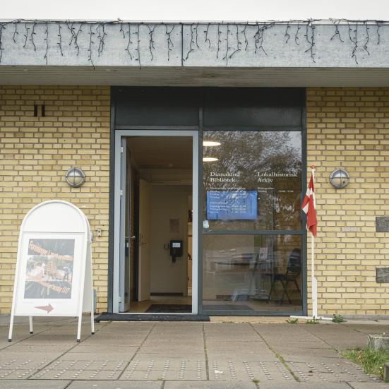 Fotografi af indgangen til Dianalund Lokalarkiv