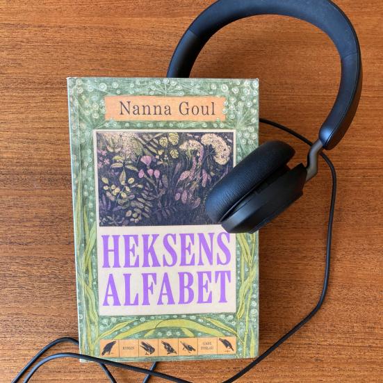 Bogen Heksens alfabet og høretelefoner