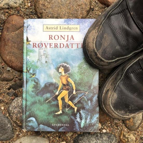 Bogen Ronja Røverdatter og vandrestøvler
