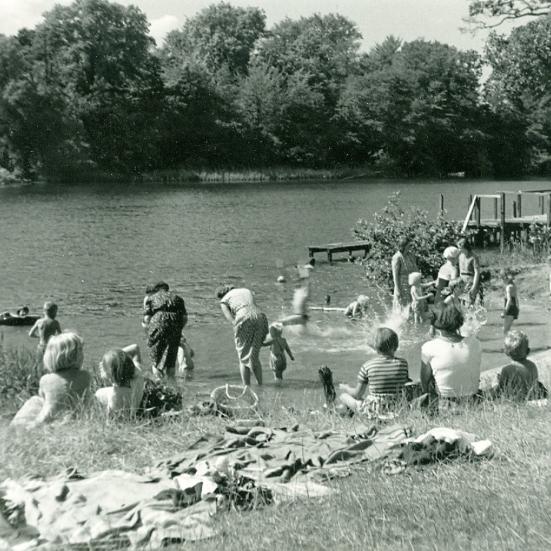 Fotografi af badegæster ved Skjolden i 1957