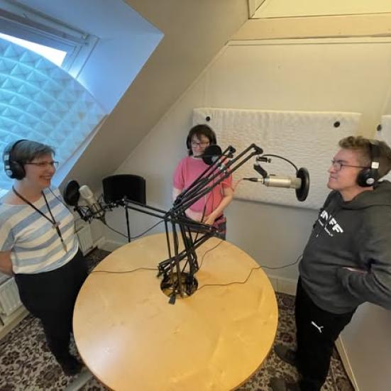 Fotografi af Sanne i studiet med TV Glad