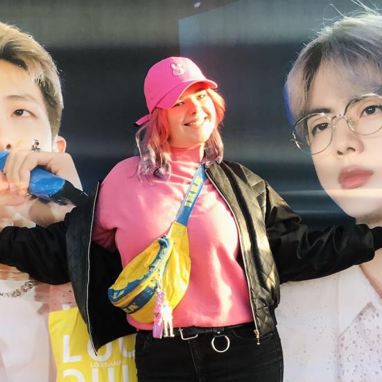 Fotografi af Signe Lilja foran portrætter af koreanske popidoler