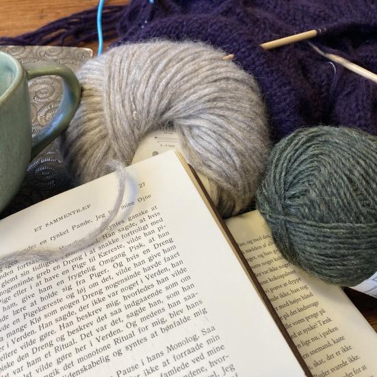Garn, bøger, krus