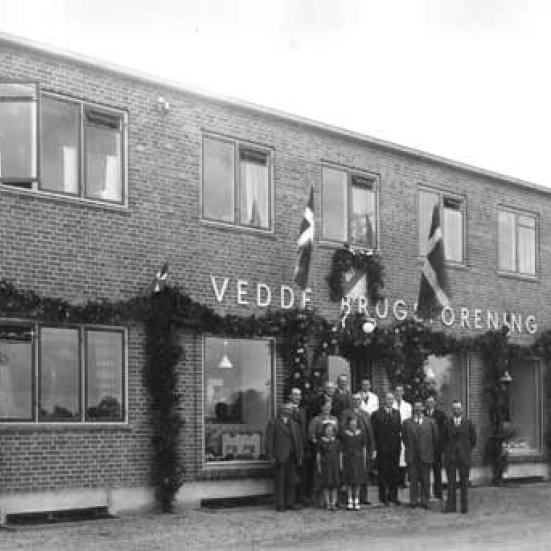 foto af Vedde Brugsforening der indvier nye bygning og 50 års jubilæum.