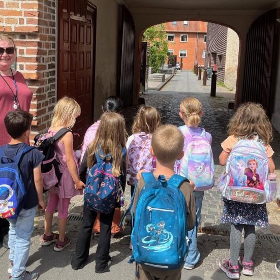 Fotografi af skolebørn foran bibliotekets port