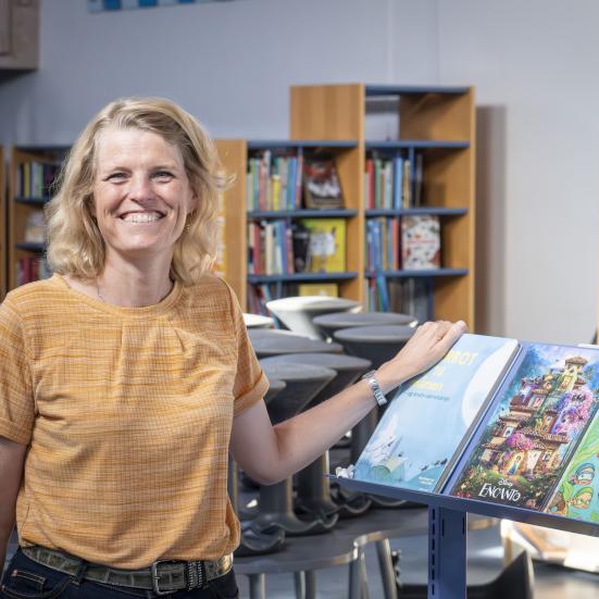 Fotografi af Biblioteksleder Randi Petersen på Ruds Vedby Bibliotek