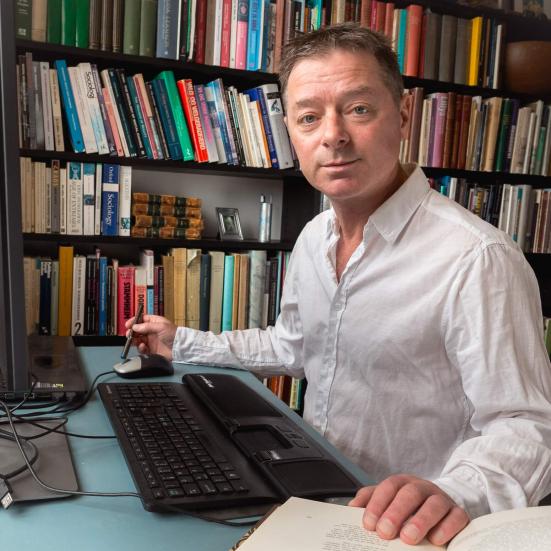Rene Karpantschof ved sit skrivebord
