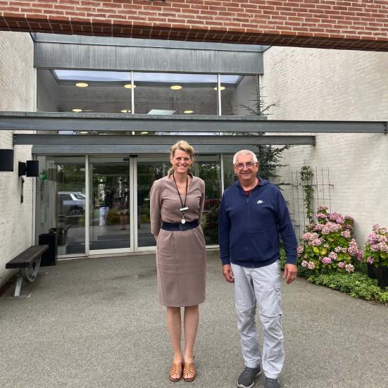 Foto af Biblioteksleder Randi Petersen og formand for Hospicegården Filidelfias støtteforening Henrik Rørdam
