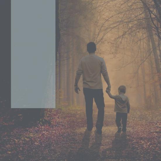 En far går gemmen skoven med sin søn