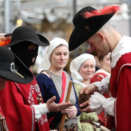 Billede fra Historiske dage i København med udklædte kvinder og mænd