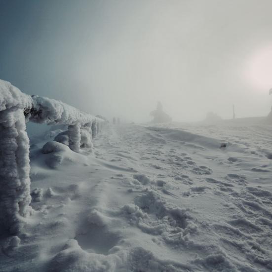 Et snelandskab i tusmørke.