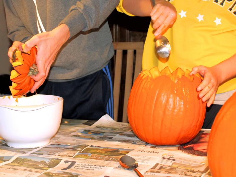 Fotografi af børn der laver græskarlygter