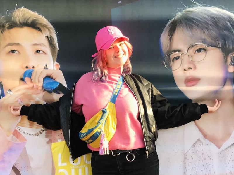 Fotografi af Signe Lilja foran portrætter af koreanske popidoler