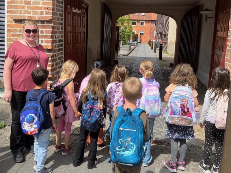 Fotografi af skolebørn foran bibliotekets port