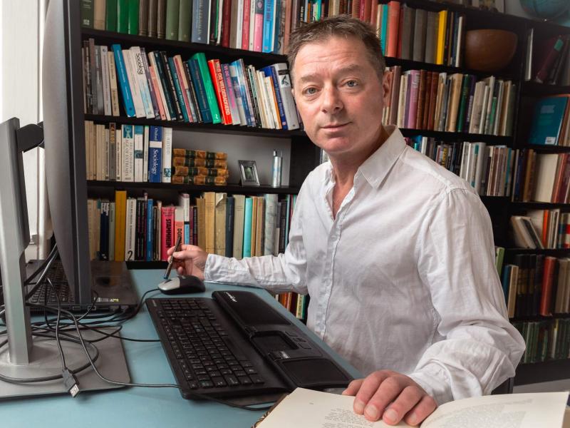 Rene Karpantschof ved sit skrivebord