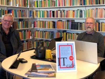Fotografi af Ældre Sagens frivillige i IT-caféen