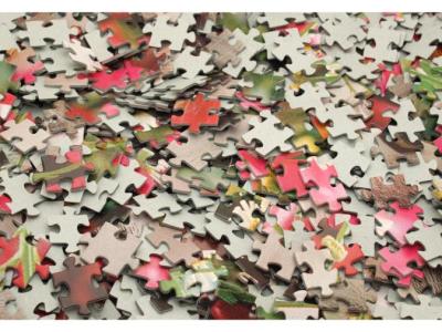 Fotografi af en masse puslespilsbrikker