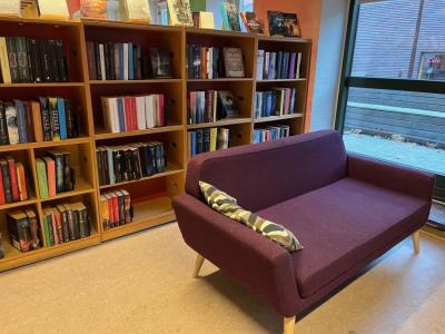 Fotografi af sofa i børnebiblioteket