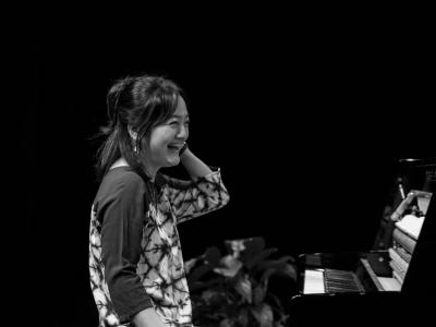 Fotografi af pianist Makiko Hirabyashi foran klaver