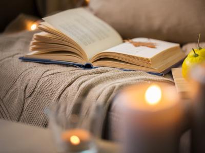 Fotografi af bog og julelys