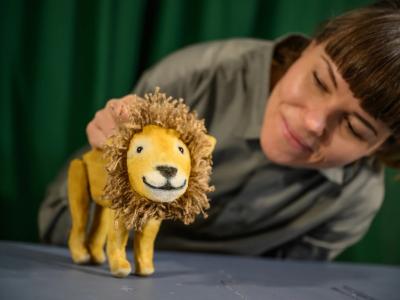 Foto af en løve og en skuespiller