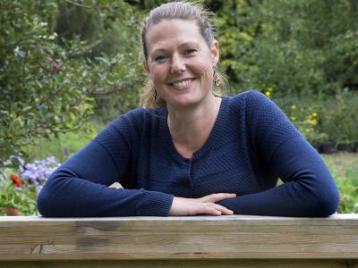 Portræt af Signe Schrøder - ekspert i regenerative køkkenhaver