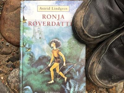 Bogen Ronja Røverdatter og vandrestøvler