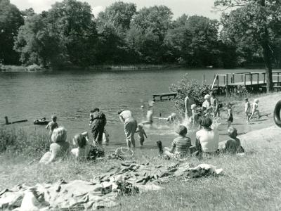 Fotografi af badegæster ved Skjolden i 1957