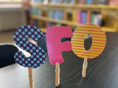 Bogstaverne SFO der står på et bord