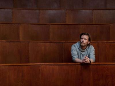 Fotografi af Anders Søgaard i auditorium