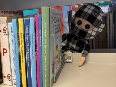 Fotografi af Ternet Ninja bag en bogreol