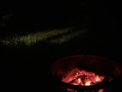 Mørke med glødende bål