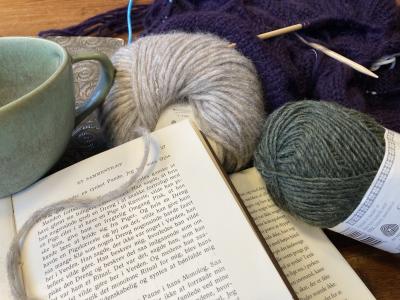 Garn, bøger, krus