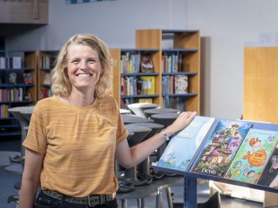 Fotografi af Biblioteksleder Randi Petersen på Ruds Vedby Bibliotek