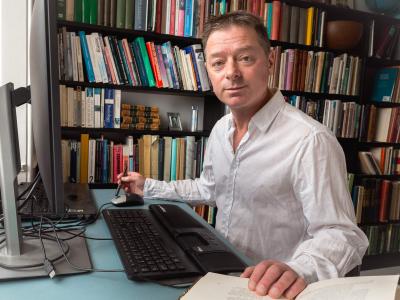 Rene Karpantschof ved sit skrivebord