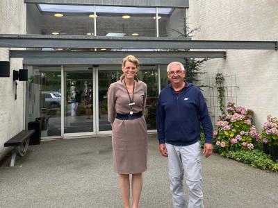 Foto af Biblioteksleder Randi Petersen og formand for Hospicegården Filidelfias støtteforening Henrik Rørdam