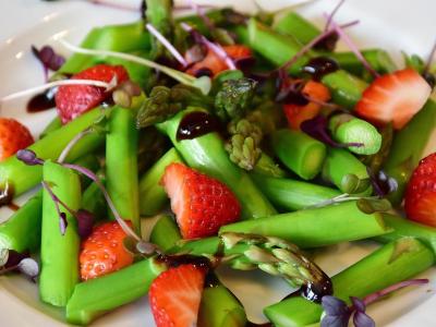 Asparges, jordbær og andre sommergrøntsager på tallerken