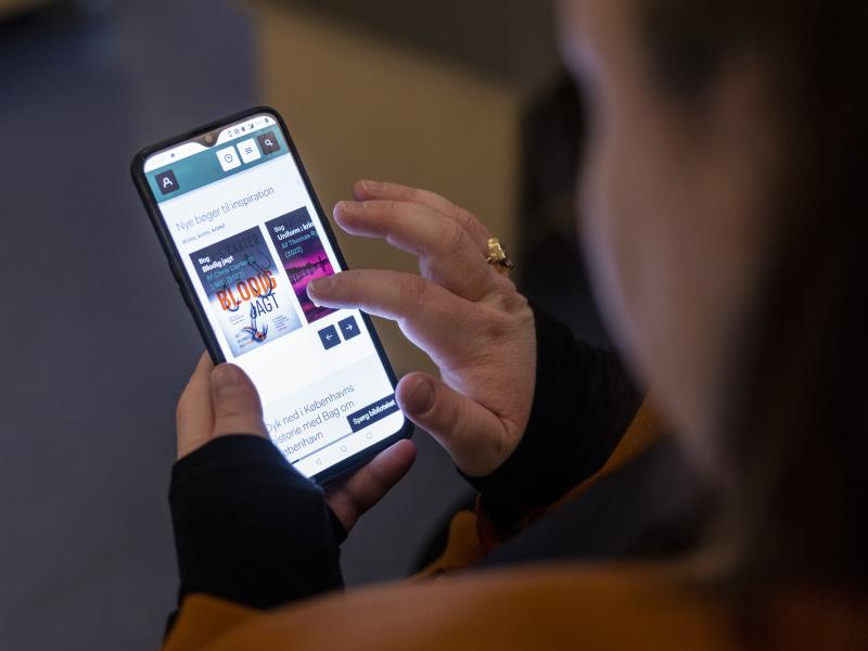 Fotografi af borger med mobiltelefon