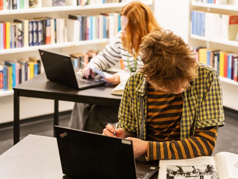 Fotografi af unge der arbejder på computer