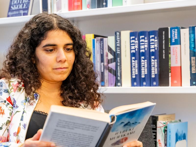 Fotografi af kvinde der læser