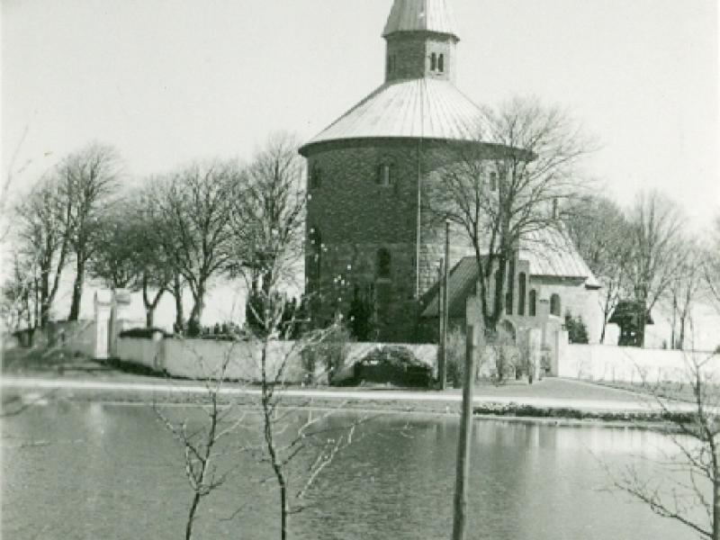 Gammelt fotografi af kirke 