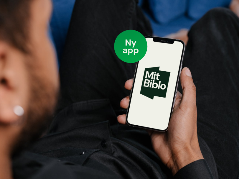 Fotografi af bruger med telefon med Mit Biblo