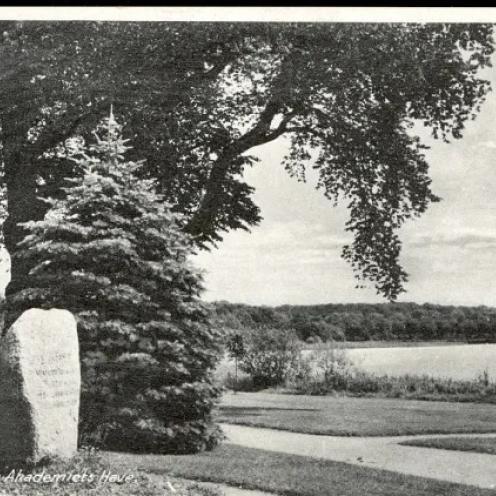 foto af mindesten ved Akademihaven Sorø