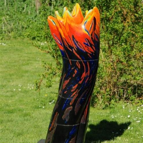 foto af skulptur kaldet Heks i flammer