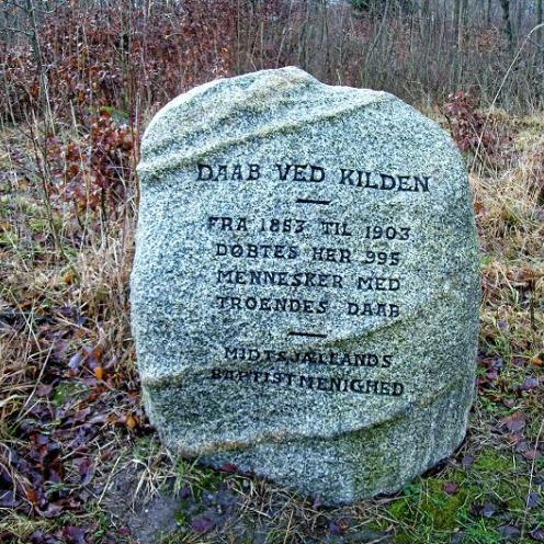 Mindesten- Dåb ved Kilden