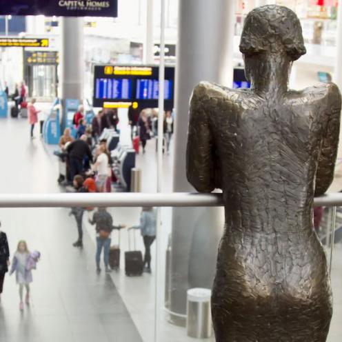 Piger i Paris i lufthavnen