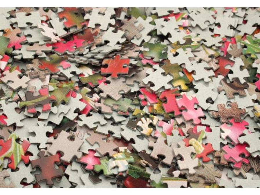 Fotografi af en masse puslespilsbrikker