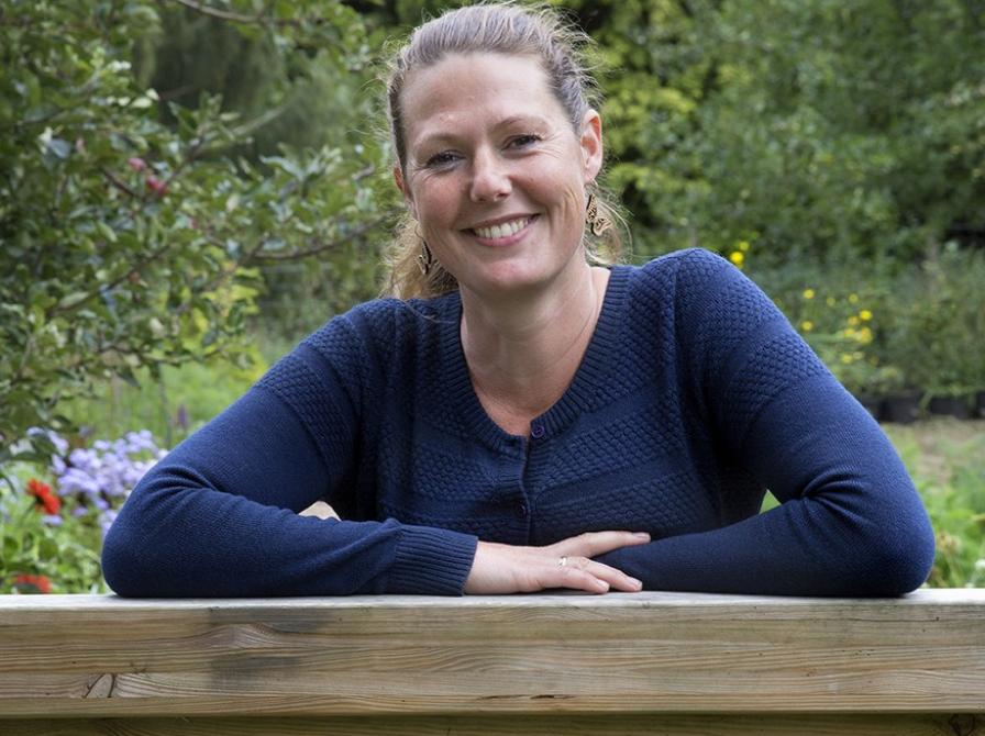 Portræt af Signe Schrøder - ekspert i regenerative køkkenhaver